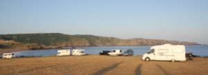 Aparcados junto a la playa de Verdicio 