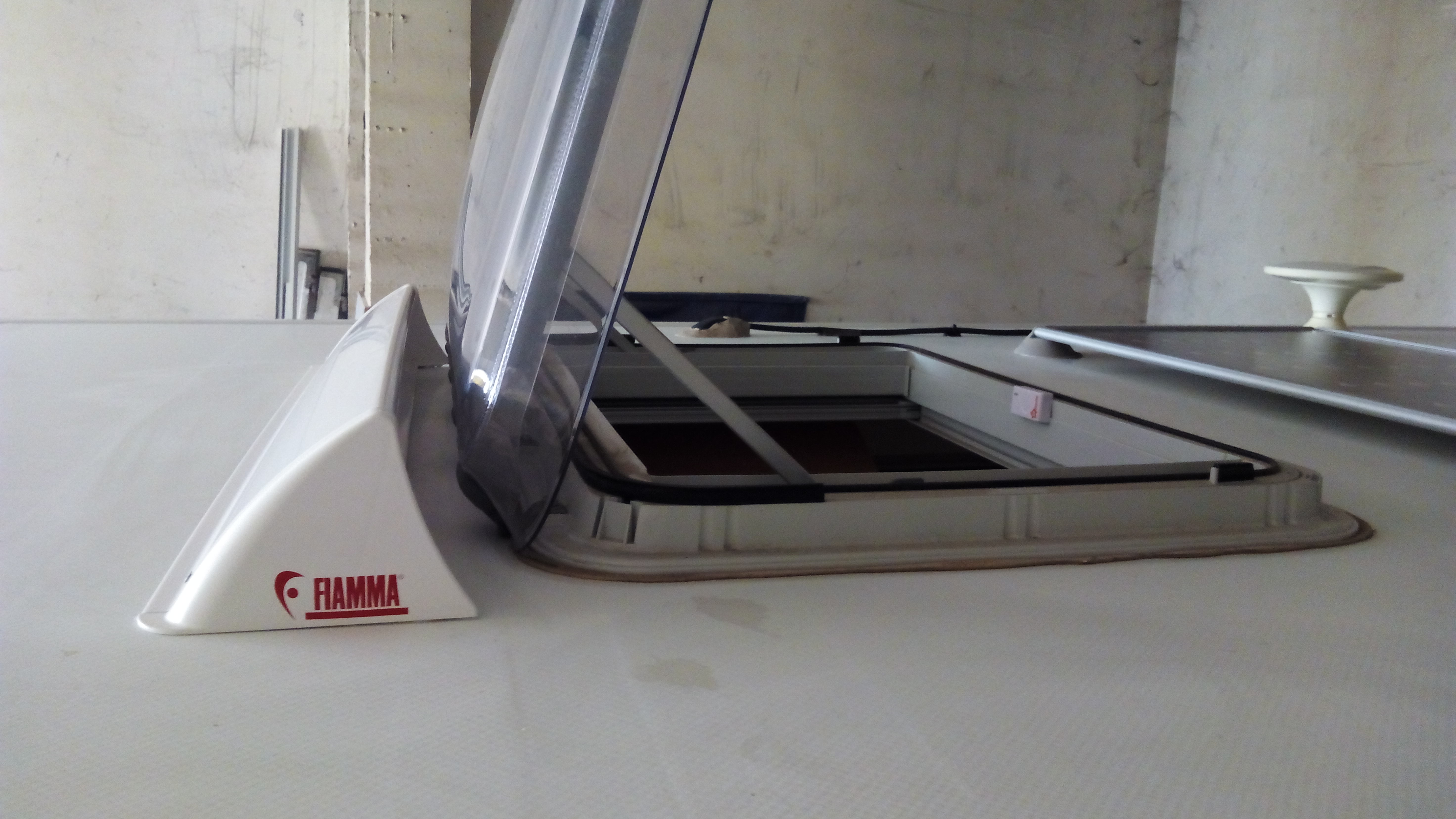 Instalación de spoiler Fiamma en claraboya de autocaravana - Love Caravaning